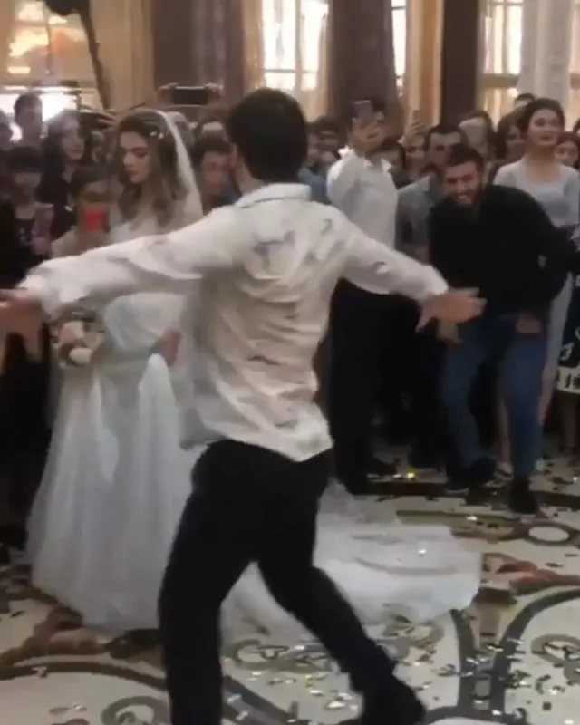 Отличительные танцы кавказской лезгинки на свадебной церемонии