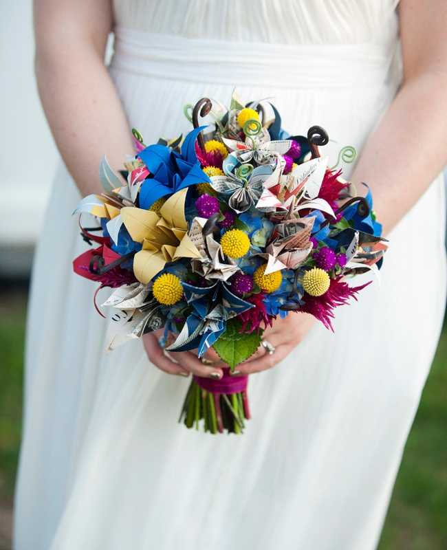 Букет в подарок на свадьбу молодоженам (113 фото): какие цветы дарят молодым от родителей и гостей?