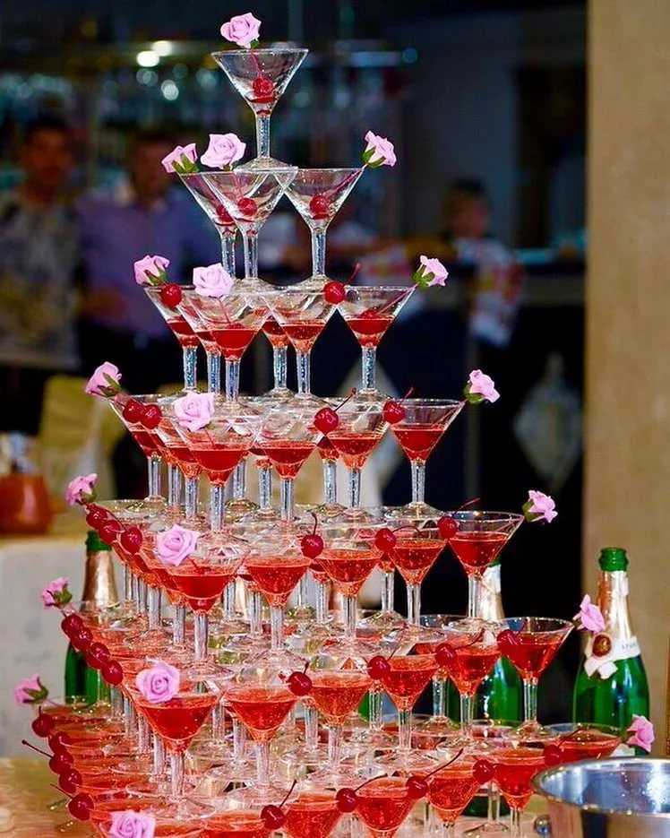 Пирамида из шампанского на свадьбу. горка из шампанского на свадьбу.