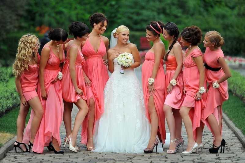 Прически на свадьбу для невесты и подружки