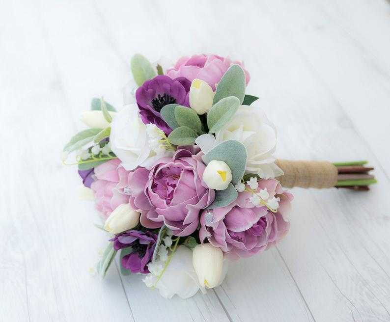 Красивый стильный свадебный букет из тюльпанов и ирисов, роз, пионов, фрезий