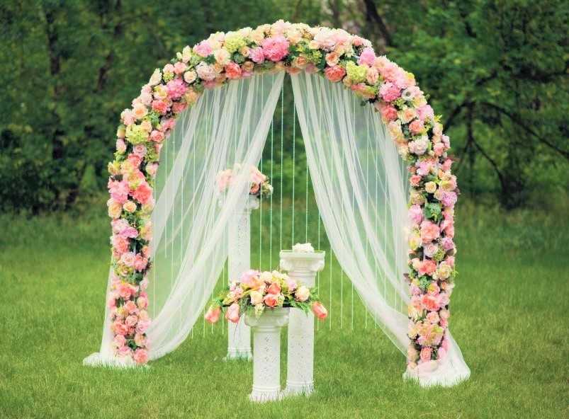 Свадебная арка (43 фото): круглая арка на свадьбу из цветов на каркасе, квадратные ажурные конструкции на четырех опорах