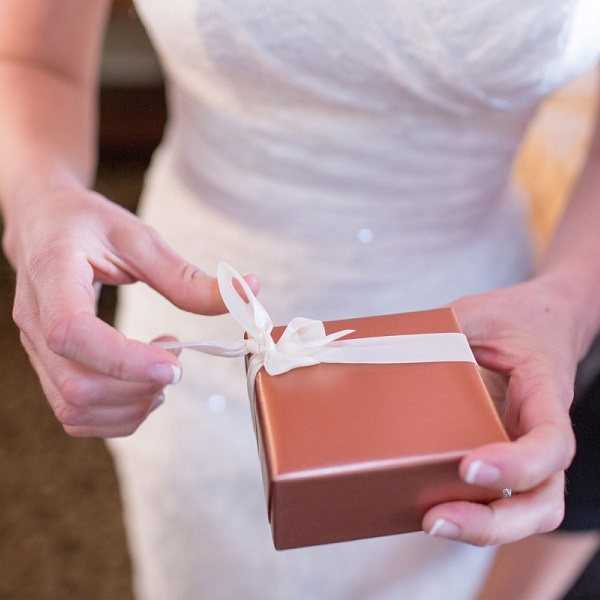 Кому должна дарить подарки на свадьбе невеста: обычаи и традиции