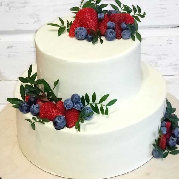 ᐉ свадебный голубой торт с цветами, фигурками, ягодами - svadebniy-mir.su