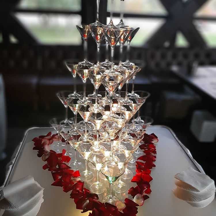 Пирамида из шампанского – как добавить оригинальности свадьбе
