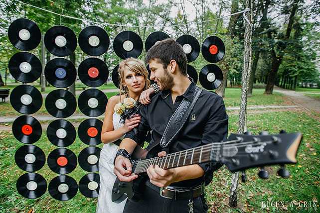Молодость, творчество и музыка – свадьба в стиле рок: пригласительные и декор