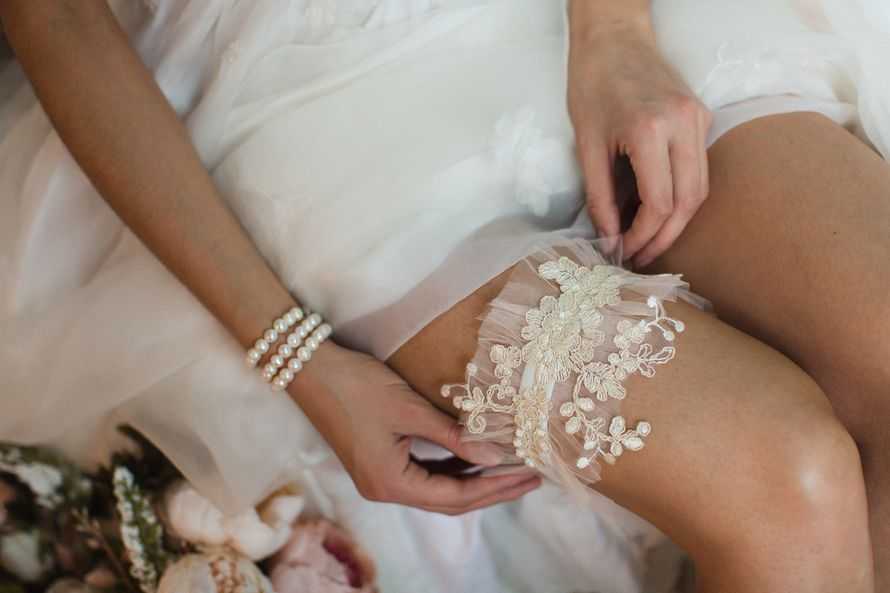 Поймал подвязку невесты на свадьбе – что это значит?
