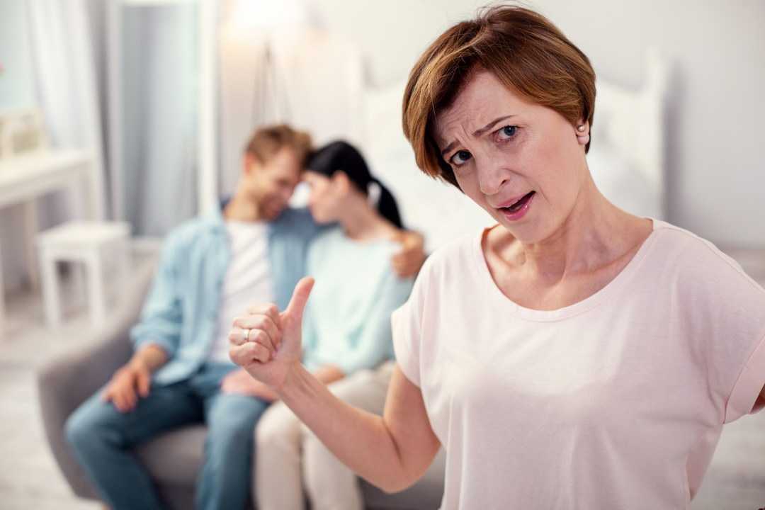 Свекровь настраивает мужа против меня - советы психолога