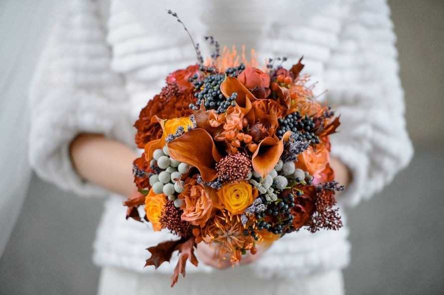 Осенний букет невесты 2021: цветы для свадебной композиции + фото модных вариантов на сентябрь, октябрь и ноябрь