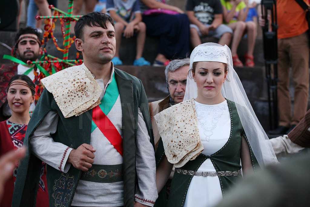 Интересная информация о традициях и обычаях армянского народа : традиции народности, ритуальные обряды, национальная кухня, история формирования этноса