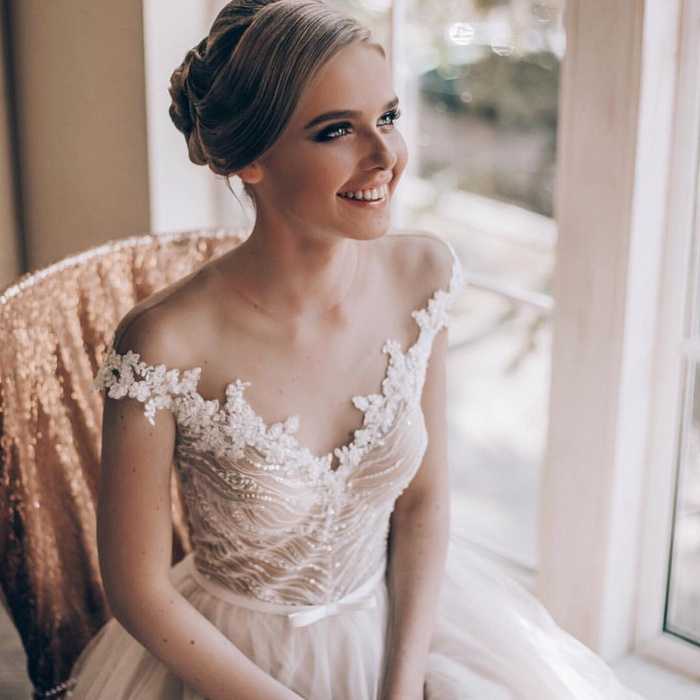 Свадебные прически на короткие волосы (90 фото): укладка с челкой для невесты с очень короткой стрижкой. варианты причесок на свадьбу с диадемой и фатой