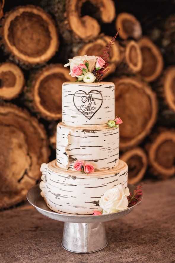Свежесть и натуральность – свадебный торт в зеленом цвете с белыми тонами