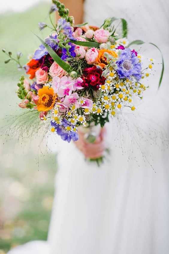 Свадебный букет из полевых цветов: идеи и фото