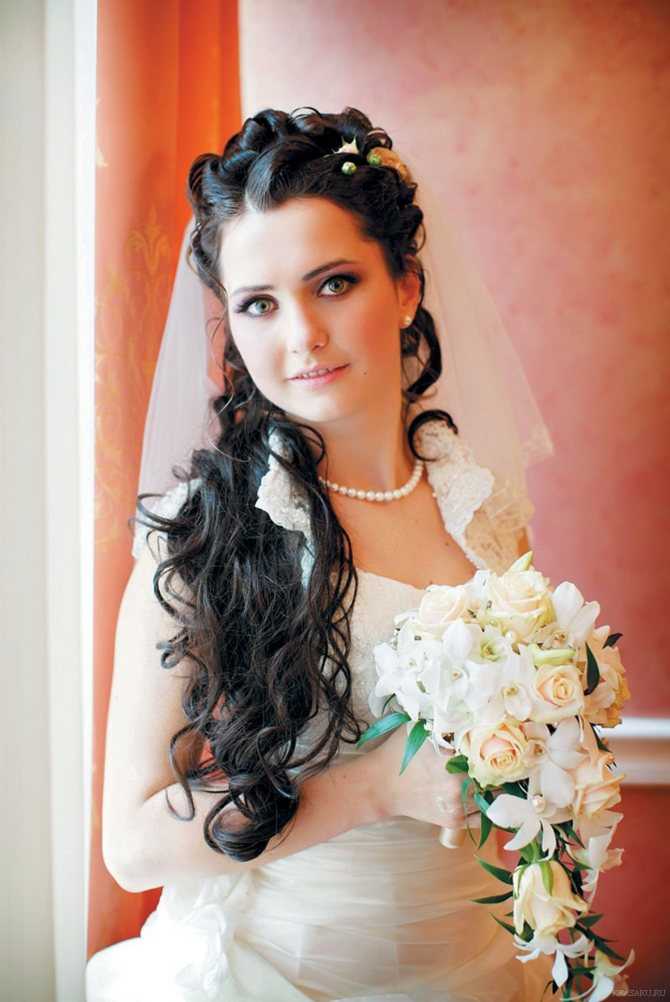 Свадебные прически с фатой на длинные волосы: многообразие вариантов и примеры их выполнения