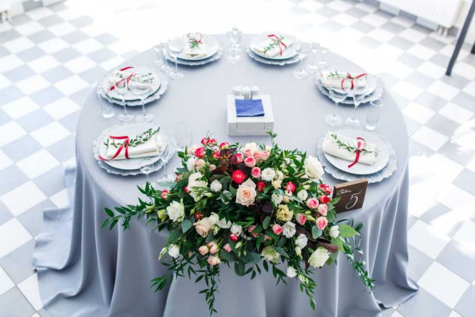 Как сделать эффектным и запоминающимся гостям оформление сладкого стола на свадьбу Десертный уголок – приятное новшество в традициях свадебного торжества От того насколько столик убран зависит общая атмосфера праздника