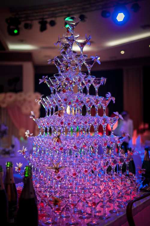 Оригинальная подача шампанского на свадьбе: пирамида, горка или фонтан