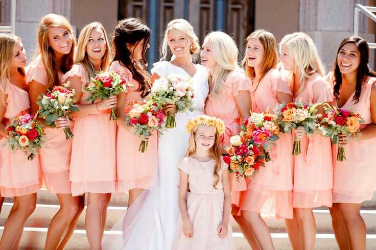 Подружки невесты в одинаковых нарядах: что мы знаем об этой традиции?