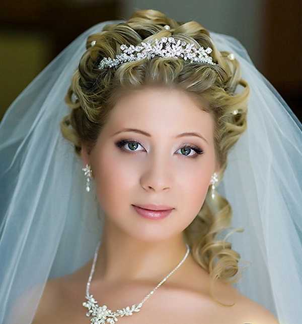 Выбор стилистов: богатая палитра свадебных причесок на длинные волосы с фото