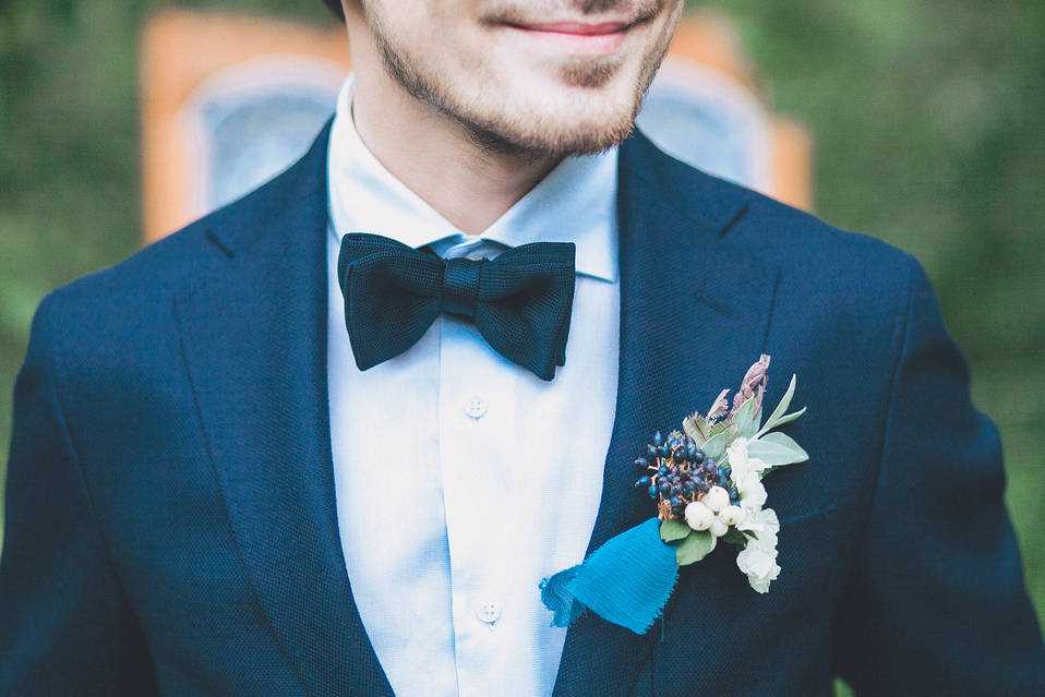 Бутоньерка на свадьбу: как крепить свадебную бутоньерку на пиджак жениха? фото бутоньерок для свидетелей