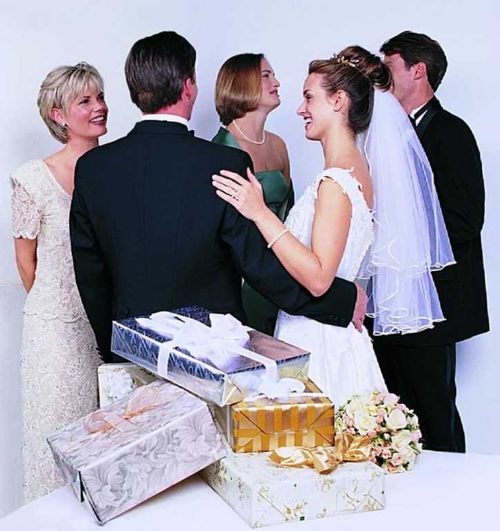Что подарить жениху от невесты на свадьбу: идеи и необходимые советы
