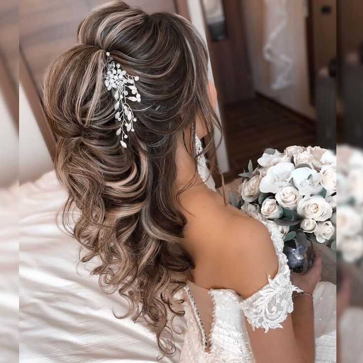 Собранные прически на свадьбу (53 фото): свадебные образы с фатой и диадемой, варианты высоко полусобранных сзади волос