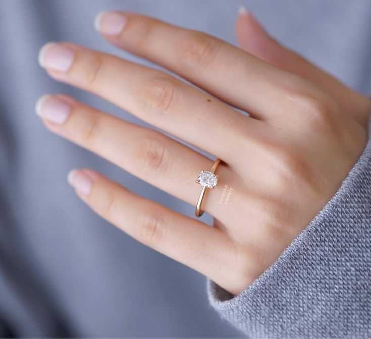 Чем обручальное или помолвочное кольцо отличается от обычного: виды и особенности
