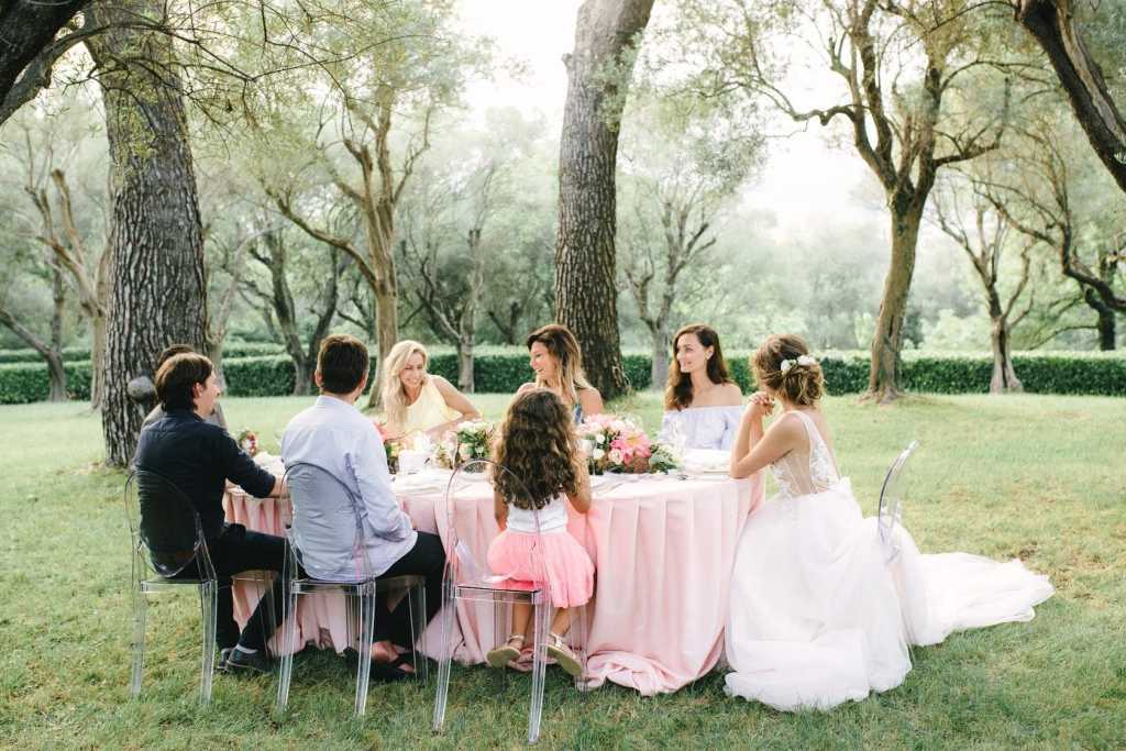 Свадьба в малом семейном кругу родных и друзей без тамады – до 20 человек