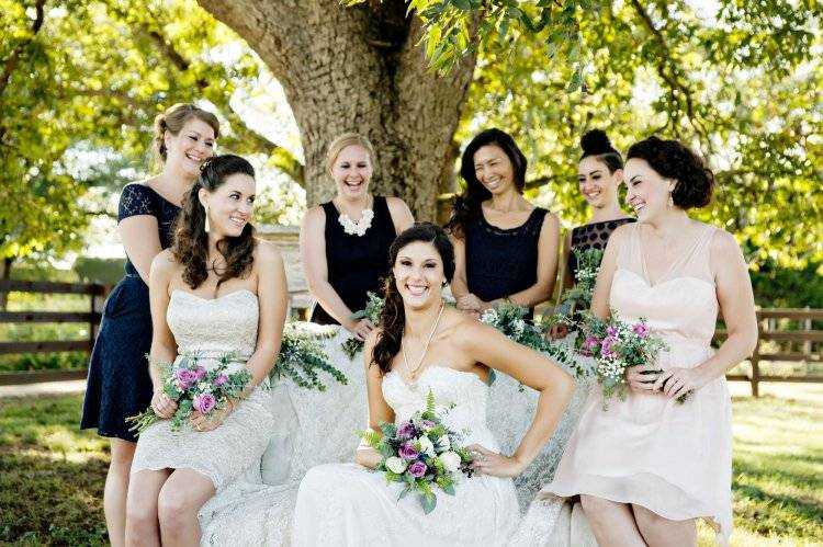 Приметы про свадебное платье: можно ли показывать жениху, давать примерять кому либо, наступить на платье - к чему это, красный или черный наряд на свадьбе