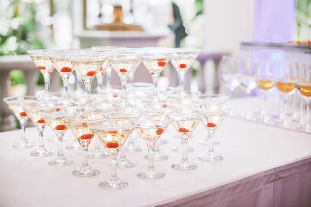 Выбор алкоголя на свадьбу: какие напитки подобрать и как их подать?