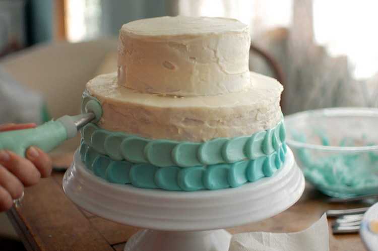 Подставка для торта: тортницы с крышкой и многоярусных тарелки, подставка-блюдо на ножке для свадебного торта и другие виды