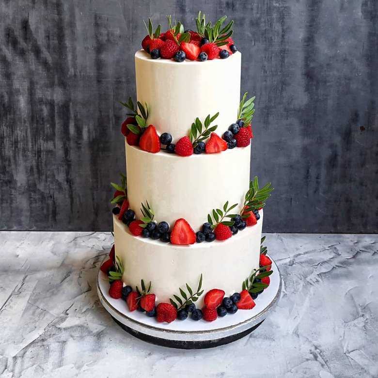 Свадебный торт с живыми цветами (34 фото): кондитерские изделия с ягодами, украшенные розами на свадьбу