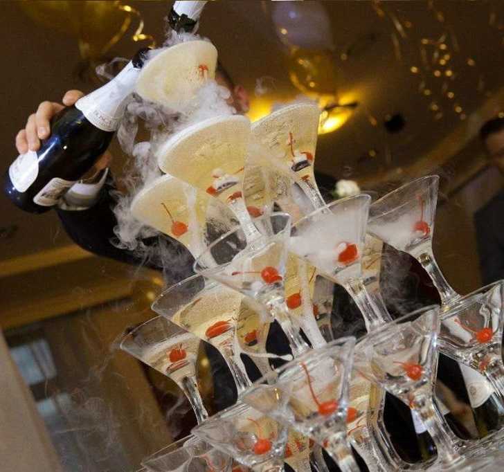 Пирамида шампанского и фонтан для напитков