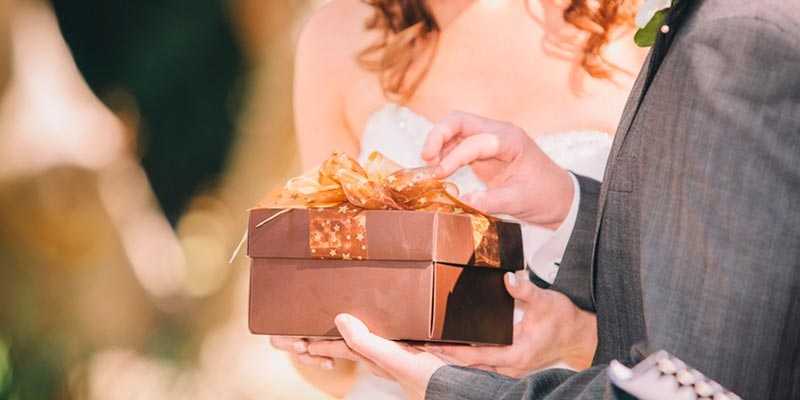 Смешные и прикольные подарки на свадьбу молодоженам
