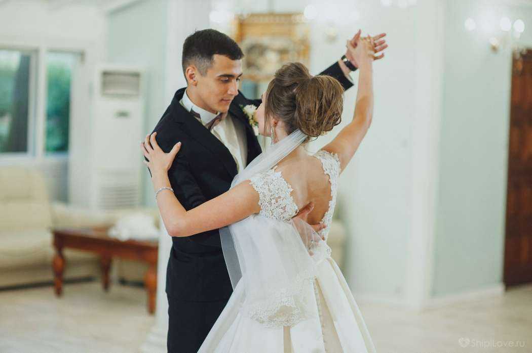 Как украсить свадебный танец молодоженов: конфетти, шарики, лепестки роз и другие варианты