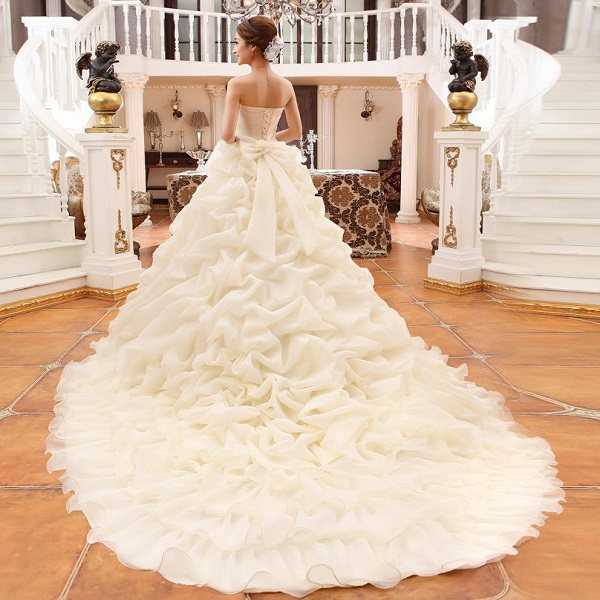Пышные свадебные платья 2021: классические бальные, кружевные со шлейфом и корсетом в стиле «принцессы» + фото