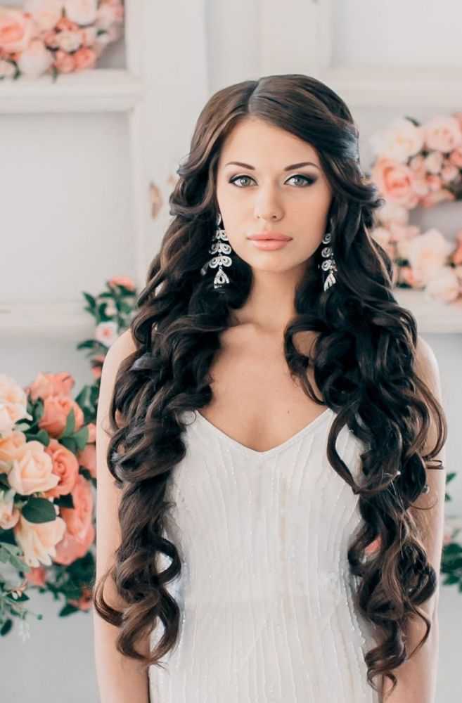 Свадебная прическа на бок (39 фото): варианты косы или кудрей на одну сторону с фатой для невесты