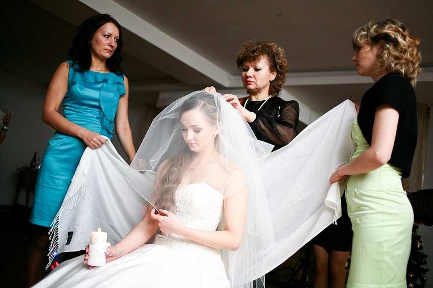 Обряд снятия фаты с невесты на свадьбе со сценарием и словами