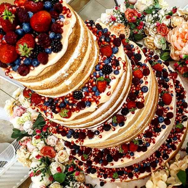 Трехъярусный свадебный торт – варианты [2019], фото кремового? & мастичного на подставке