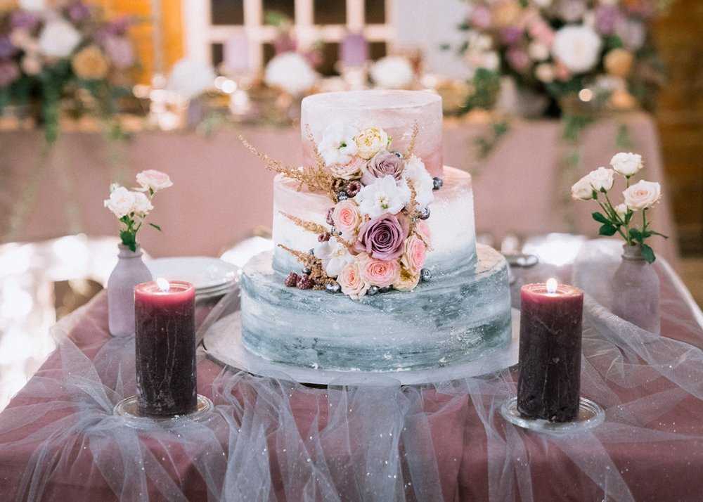 Хотите чтобы у вас на торжестве был шикарный свадебный торт Узнайте что используют кондитеры для придания оригинальной формы выпечке и какие ингредиенты позволяют создавать на свадьбу десерты невероятной красоты