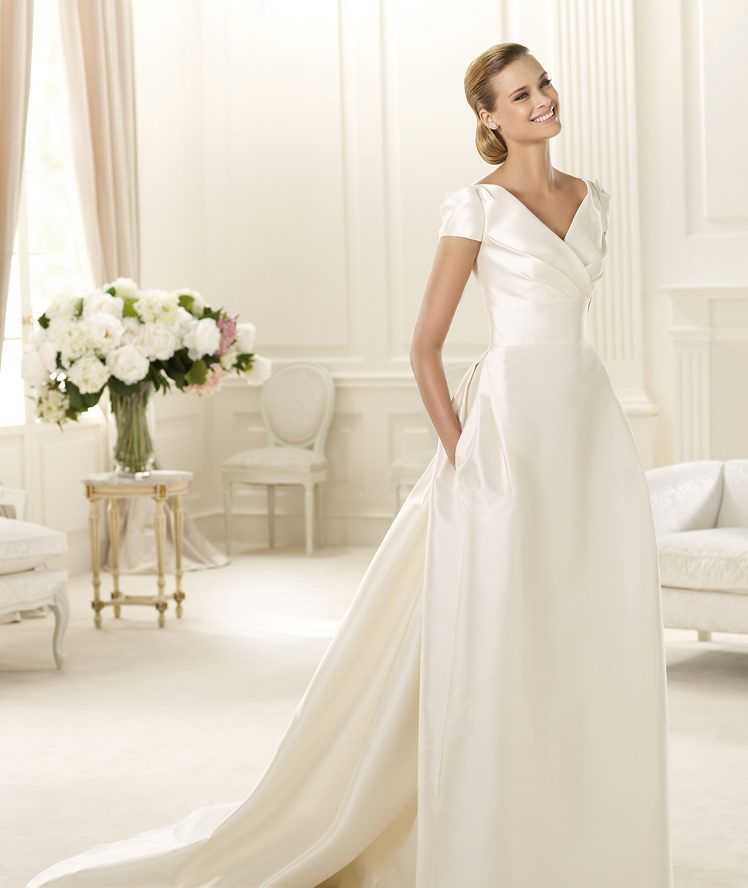 Атласное свадебное платье пойдет всем невестам, независимо от фигуры, главное, выбрать модель