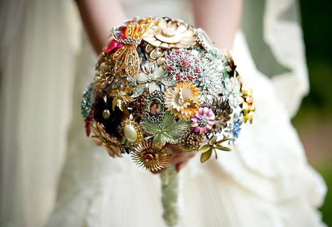 Брошь-букет на свадьбу: яркий акцент в образе невесты