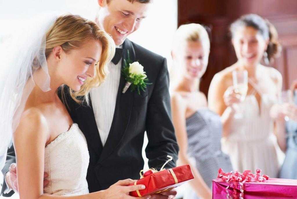 Как оригинально подарить деньги на свадьбу?