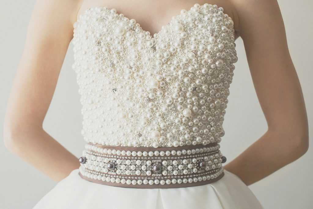 Красивое свадебное платье с корсетом – прозрачным и расшитым, со стразами и жемчугом, с камнями и перьями