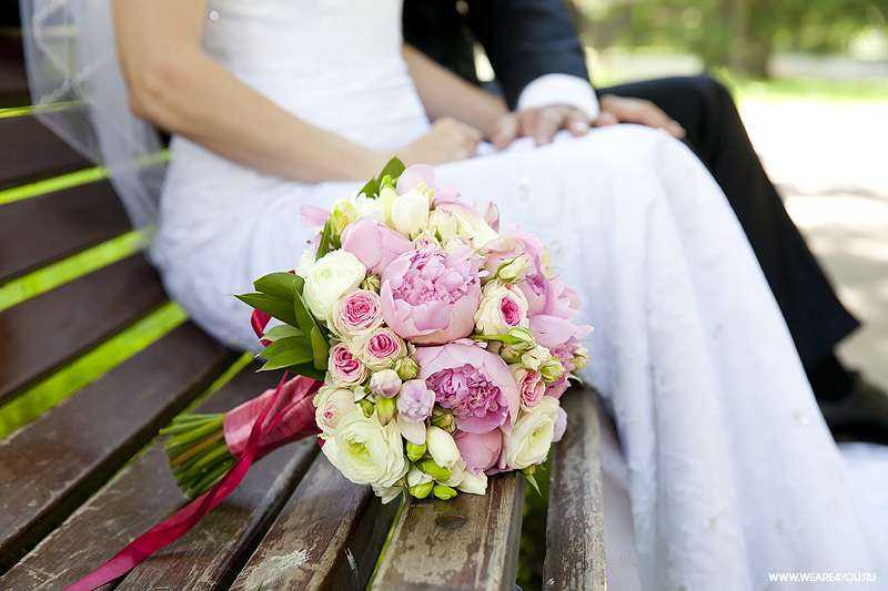Свадебный букет из пионов (108 фото): комбинации с белыми гортензиями и красными каллами, сочетания бордовых, сиреневых и фиолетовых цветов в букете на свадьбу