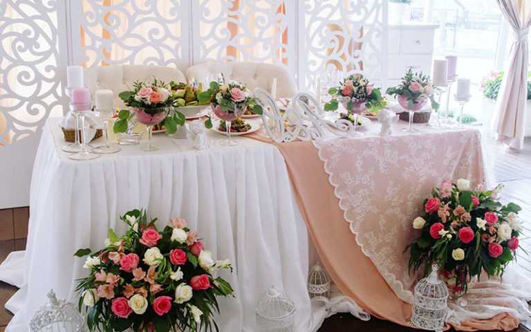 Украшение свадебного стола (49 фото): простой и красивый декор стола для молодых и для гостей на свадьбе, пошаговое украшение живыми цветами, свечами и тканью