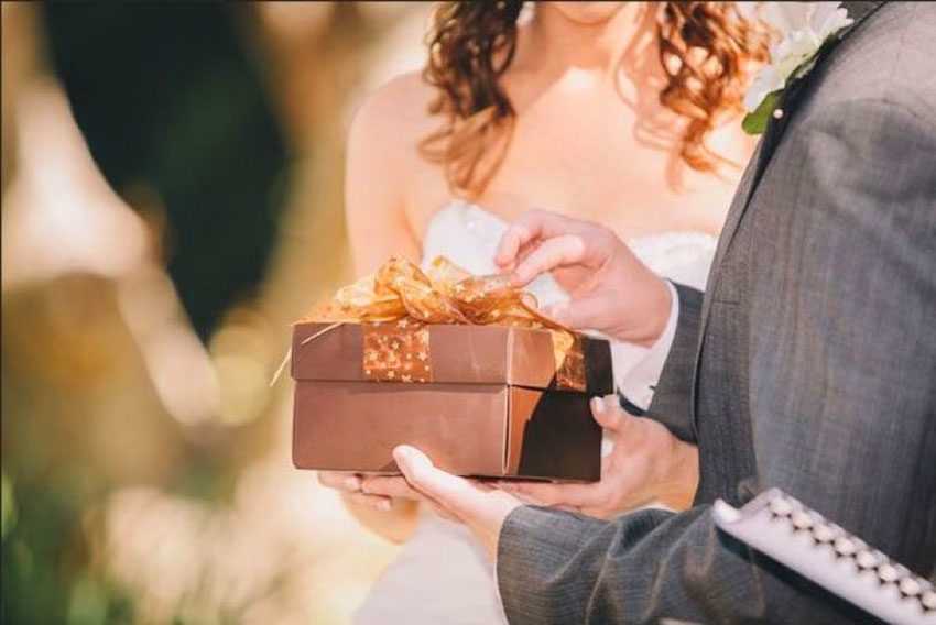 Оригинальные подарки на свадьбу молодоженам своими руками: мастер-классы с фото