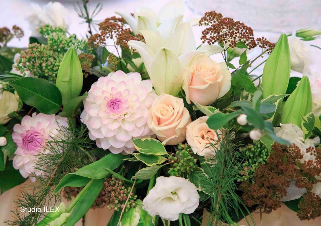 Свадебный букет невесты в пудровых тонах: символизм цветов и оттенков пудры, к каким образам подойдет, самые гармоничные композиции из роз, пионов, фрезий