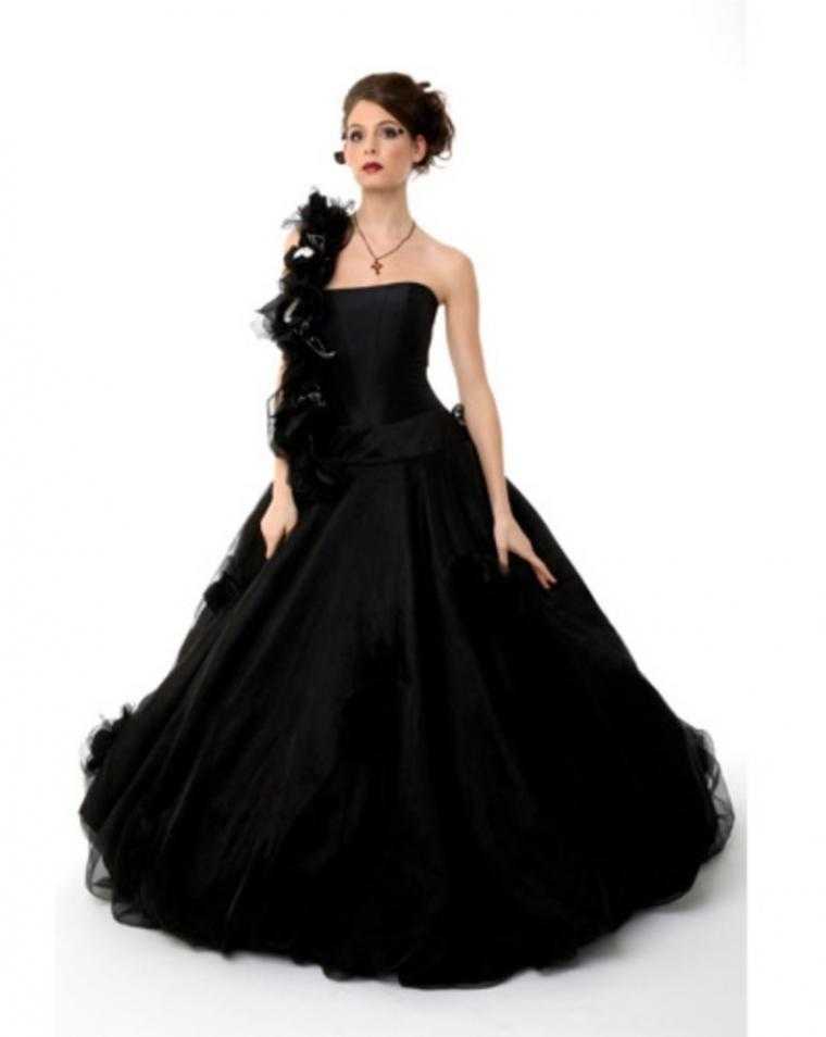 Черное свадебное платье, актуальные фасоны и подходящие аксессуары