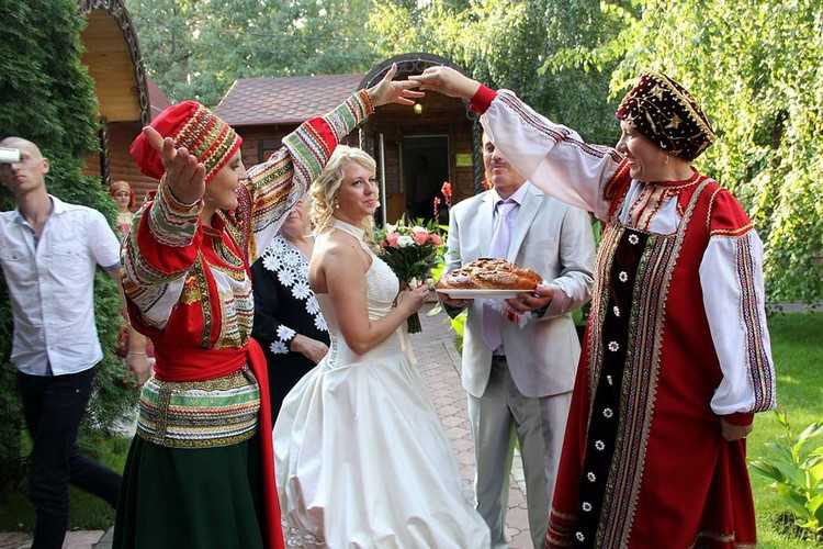 Сценарий сватовства со стороны невесты: традиционные и современные идеи