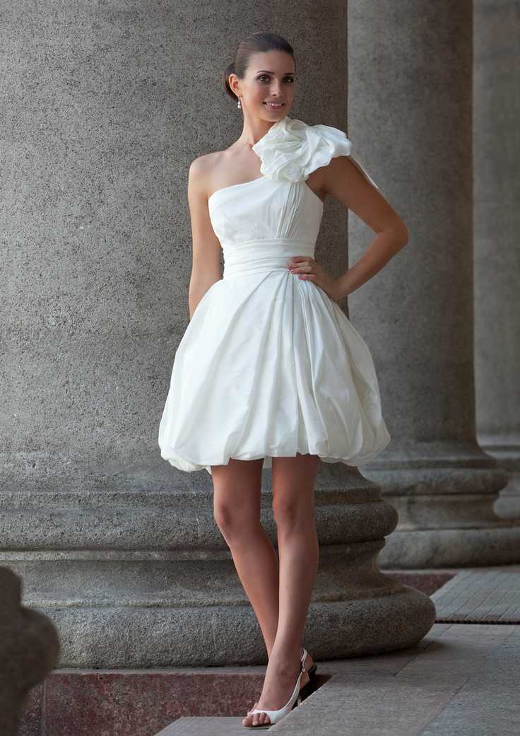 Платье короткое спереди длинное сзади: 297 фото модных фасонов